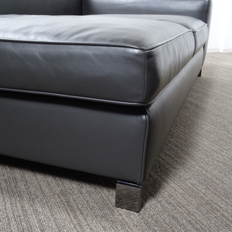 Minotti ミノッティウィリアムス システムソファ  ダークグレー系本革を関東方面のお客様から買取依頼がありました。